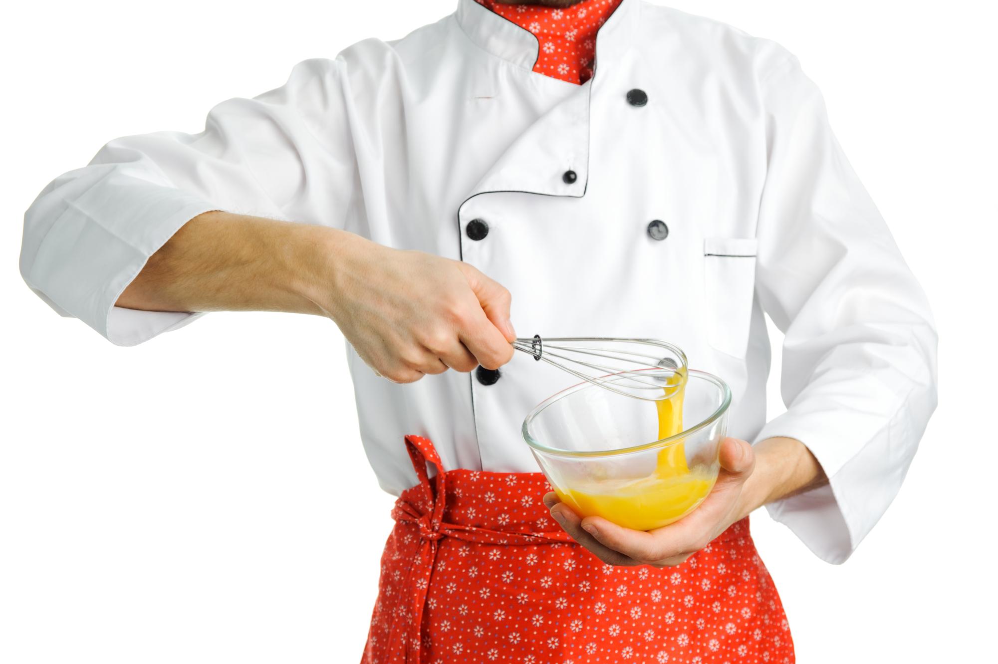 Chef che prepara una salsa classica in cucina