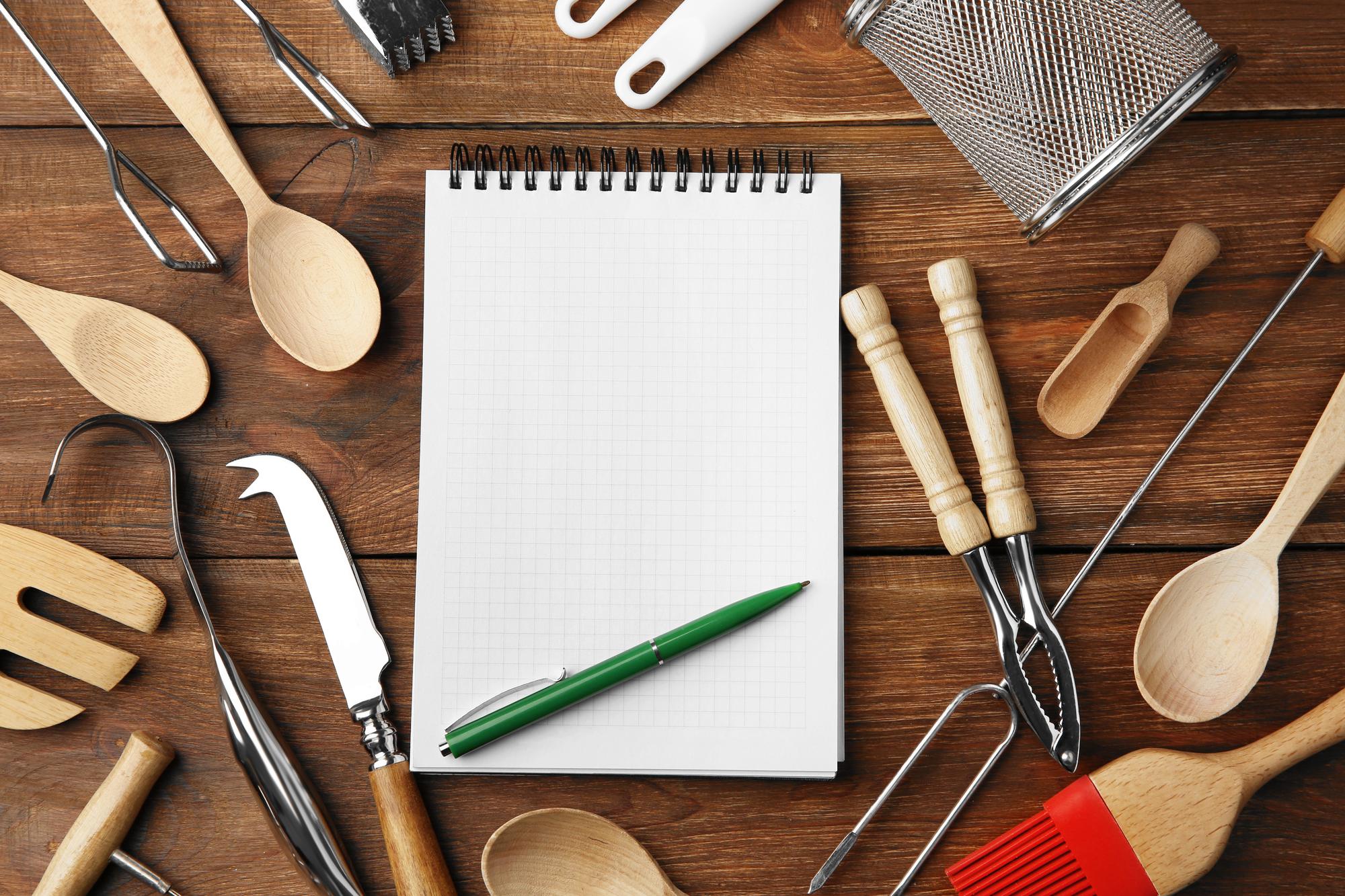 Set di utensili da cucina su tavolo di lavoro